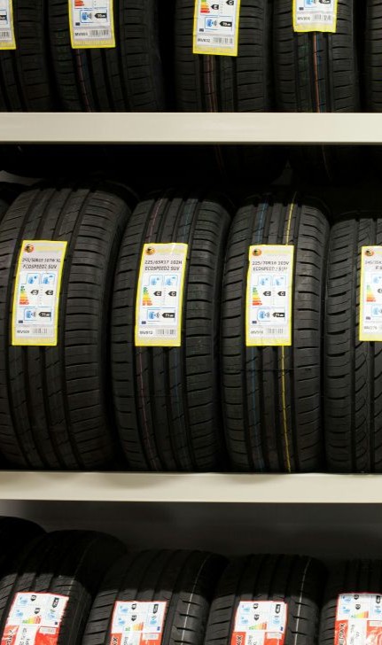 Autoreifen im Lager mit aufgeklebten Etikett